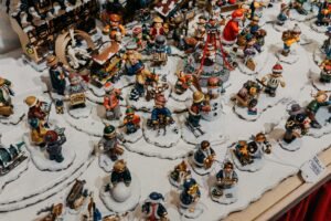 Christmas carolers Figurines